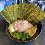 琉二家 - ラーメン770円麺硬め。海苔増し110円。