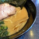 琉二家 - クリーミーで醤油感は控えめなスープ。