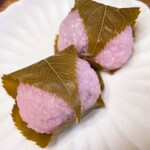 ナダシンの餅 - 関西風の道明寺の桜餅
上品な甘さがもう1つ、もう1つと食べたくなるお味です♡