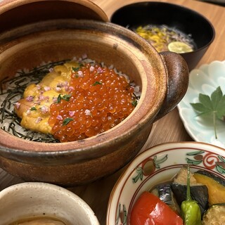 季節感と彩りを楽しめる炊き立ての土鍋御飯は必食メニュー