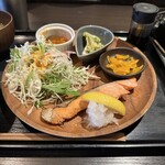 といとい 穴座 - 日替わり定食(鮭の塩焼き 800円)