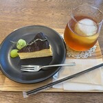 Cafe コアラとライオンときどきチーター - バスク風チーズケーキとアイスティー