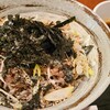 マツノ屋 - 辣蕎麦(税込850円)
トッピングは甘く煮た細切れ豚肉、刻み葱、刻み海苔など
蕎麦は少し硬めの太麺ですがボリュームがあり食べ応えがあります
蕎麦つゆは辣油入りなので当然辛めです