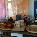 Cafe La Plage - 料理写真:玄関にパンが売ってます