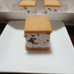 赤福 - あずきバターサンド(3個入り) 1,200円✨ふた口ぐらいで食べれてしまうかわいらしいサイズ感♪ラムレーズンならぬ、ラムあずき。そのでんぷん質でふわふわ空気感のあるクリームに仕上がっています♪