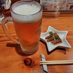 こんばんや - 乾杯～。突き出しがアナゴの煮物！