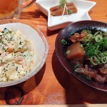 こんばんや - 大皿のポテサラ、スジ煮込み。旨旨。