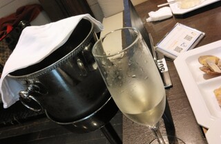 LUXE DINING HAPUNA - 乾杯のスパーlクリングワイン