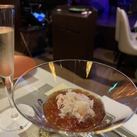 俺のフレンチ グランメゾン 大手町 - ズワイガニとオマール海老のコンソメジュレ ～カクテル仕立て～