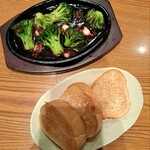 Maguro Kaisen Izakaya Sakanaya Doujou - 本日のアヒージョ 430円+税　バケット 150円+税