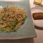 赤坂璃宮 - 蟹肉とレタス炒飯と鶏肉ときのこ入り春巻き