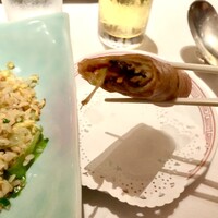 赤坂璃宮 赤坂本店 - 鶏肉ときのこ入り春巻き、箸上げ