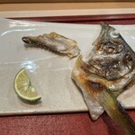 秀寿司 - 鱒の頭の塩焼き。顔まわりって可食部は少ないけど、引き締まってて身の旨みがたまらない！しゃぶり尽くしました！