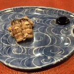 秀寿司 - シャコを甘く煮詰めたタレにつけていただく。シャコ、すっごく濃厚！