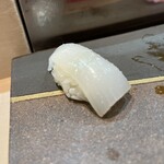 秀寿司 - イカ、塩が振ってあってそのままいただきます。これまたねっとりで美味