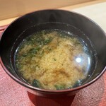 秀寿司 - そして！アオサのお味噌汁。飲み干すのが勿体無いくらい。ふんわり香るアオサとお出汁は、〆に最適