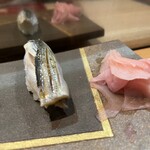 秀寿司 - 小肌。酢の度合いがちょうど良くて大好きな握り♪