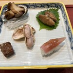 秀寿司 - いつものオードブル。とこぶし、牡蠣の煮付け（かなりやばい。旨み爆発）、千葉県産の大粒落花生（茹で加減、塩加減に凄く時間をかけていらっしゃるそう）、マグロのしぐれ煮のようなものに、茗荷のミニ寿司♪