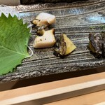 秀寿司 - 鮑を、そのまま焼いて柑橘系の果汁をかけただけのシンプルなものらしいんですが、塩気が絶妙で炭の香りがして、初めてアワビを美味しいものなのだと実感しました