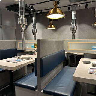 シンプルでモダンな空間、高い壁のソファ席でプライベート空間。