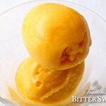 Bitter Sweet - マンゴーのシャーベット　¥455〔税込¥500〕：アイスクリームやジェラートは季節に合わせて2〜3種類ご用意しています。
