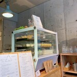 Atacu cafe - スイーツ類が並ぶショーケース