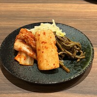焼肉ホルモン 新井屋 にかい - キムチとナムル
