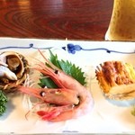 なじま - 先付け。甘エビに卵焼き、サザエ♪