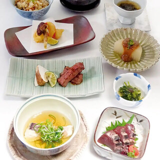 可以尽情享受时令风味的套餐4,400日元起