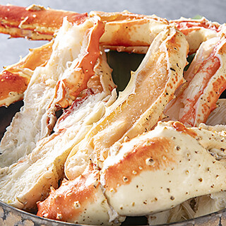 請享用黑毛和牛壽喜寿喜烧，這是一種使用北海道直運的螃蟹和貝類製成的特色菜餚。