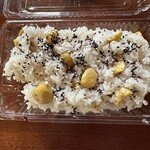 梅月堂 - 栗おこわ、我慢しきれず一口食べました