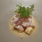 ペルー料理 bepocah - ヒラメやペルーのトウモロコシ、甘く煮たサツマイモなどを使ったマリネ。