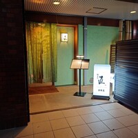 馳走や直 赤坂本店 - ビルの1階に入口があります。