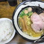 Menya Yoshisuke - 鶏白湯ラーメンと小ライス