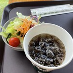 Yamaneko Terasu - セットの野菜とコカコーラ