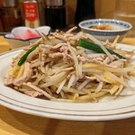 鳳龍 - 豚肉の細切りともやし炒め ¥800                  ランチはミニラーメン付き