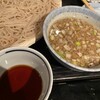 蕎麦屋 山都 - 手前は普通の蕎麦つゆ。右がオススメのコッテリ。背脂やネギや胡椒かなあとは何だろう。旨い