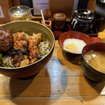 江戸路 - 焼鳥丼、温泉卵