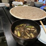 蕎麦屋 山都 - 黒カレー蕎麦つゆ。奥のは4人盛