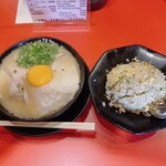 Menya Burakkupiggu - 生卵ラーメン、半チャーハンです。（2023.9 byジプシーくん）