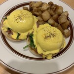 エッグスンシングス - Eggs 'n Benedicts （ホウレン草とベーコン、付け合わせ：グリルポテト）