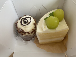 Okashiya Ashita - ◉草莓蛋糕／340日元（含税）
                        ◉巧克力香蕉／350日元（含税）