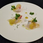 LA BONNE TABLE - スズキ、桃、ラディッシュ、青柚子
