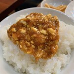 中国料理 峨嵋山 - ご飯に乗せて食べると最高