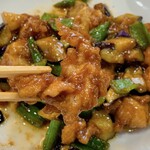 中国料理 峨嵋山 - 豚肉は衣を付けて揚げてあります