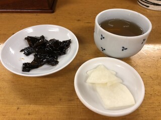 とんかつ いちかつ - わさび昆布・お新香・お茶