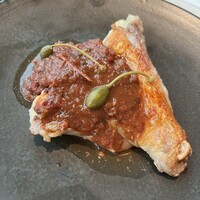 THE GATEHOUSE - 肉料理 鹿児島県産薩摩赤鶏のロースト自家製セミドライトマトとケッパーベリーのカチャトーラ風