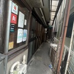 自家製麺 伊藤 - 細ーい路地。というか、入り口？