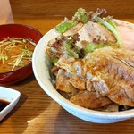 ごったく - 妻有ポークの肉まみれ丼定食 ¥2090　ローストポーク用のソースは別の器。