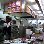 天麩羅処ひらお - 店内の風景です。厨房を取り囲むようにカウンター席があります。